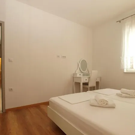 Pikula App-2 By Interhome Daire
